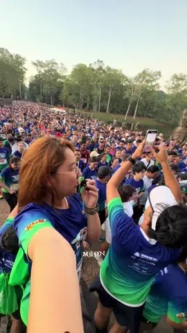 ១៦,០០០ នាក់ បានប្រមូលផ្តុំគ្នាលើទឹកដីដ៏ពិសិទ្ធ ❤️🙏🏻 Angkor Wat International Half Marathon ❤️🙏🏻 សូម្បីតែ ឯកឧត្តម ហួត ហាក់ រដ្ឋមន្ត្រីក្រសួងទេសចរណ៍ ក៏បានអញ្ជើញចូលរួមផ្ទាល់ដែរ! #manulifecambodia 