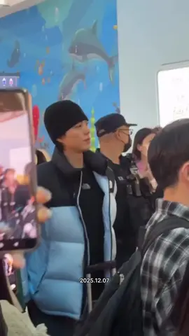 2025.12.07 Kaohsiung departure Park Bo-gum traveled back to Korea this morning. #bogummy #parkbogum 