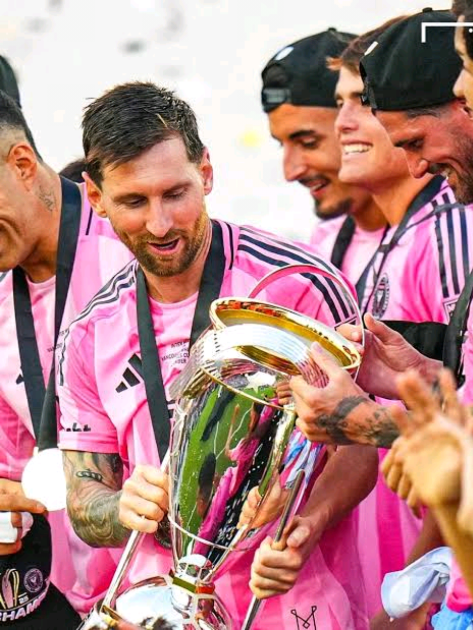 MESSI mengangkat Trophy Yang ke 48x dengar berhasil menang di final Final MLS CUP.  #messi #MLS #intermiami #muler #leomessi 