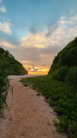 Ni pantai Recomended banget buat liburan akhir tahun🥺 #fypシ゚ #jowopride #gunungkidul #pantaiselatan #sunset 