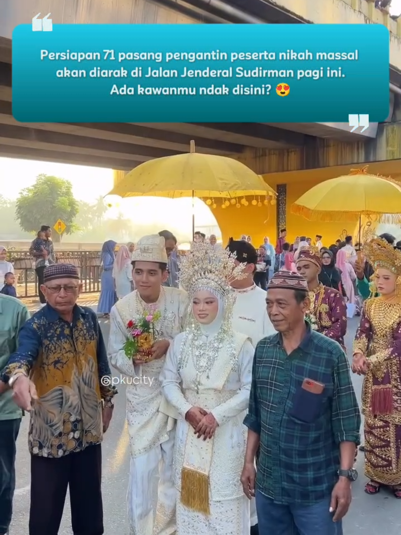 Persiapan 71 pasang pengantin peserta nikah massal akan diarak di Jalan Jenderal Sudirman pagi ini, Ahad (7/12). Ada kawanmu ndk disini? 😍 #info #nikahmassal #pkucity 