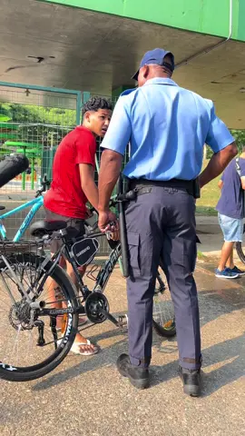 Enfim, rapaziada, deixa eu explicar direitinho o que aconteceu porque pelo vídeo talvez nem dê pra entender toda a situação. A gente tava no Villa-Lobos, curtindo a ciclofaixa suave, Aí chegamos num pedaço onde o asfalto tava úmido, meio escorregadio. Os moleques acabaram passando por cima e, mano, sujou tudo: short, quadro, pedal… quem anda de bike sabe como é, né? Sujou, já era. Então eles foram no bebedouro só pra jogar uma água rápida e limpar o básico. Nada demais. Quando o segurança chegou, a gente já tava desligando a água, já tinha parado tudo. Só que, mesmo assim, o cara continuou falando como se a gente tivesse fazendo algo errado ainda. Ele já veio alterado, gritando, mandando desligar a água (que já tava desligada) e ainda teve a audácia de tirar onda com o moleque, mandando ele “pegar uma caneca e uma escova de dente e esfregar lá na casa dele”. Tipo… totalmente fora do controle, zero postura profissional. O mais absurdo é que ele insistia como se a gente estivesse causando algum caos, quando na real a situação já tava resolvida. Parecia que ele só queria arrumar briga, só queria mostrar autoridade do jeito errado. Tratar jovem como se fosse problema virou padrão ali. Postei esse vídeo justamente pra vocês verem como funciona a “segurança” do Villa: (claro q não são todos q agem dessa forma ) enfim  Uma abordagem desproporcional, desnecessária e desrespeitosa. Em vez de orientar, preferem humilhar. Em vez de conversar, chegam no grito. Tudo isso por causa de dois segundos de água que nem tava ligada mais. E detalhe: o parque é público. Todo mundo paga imposto. Todo mundo tem direito de usar. Mas do jeito que tratam, parece até que a gente tá invadindo a casa deles. Enfim… só pra vocês entenderem o contexto e verem que o exagero não foi nosso  #fyp #fypp #foryou