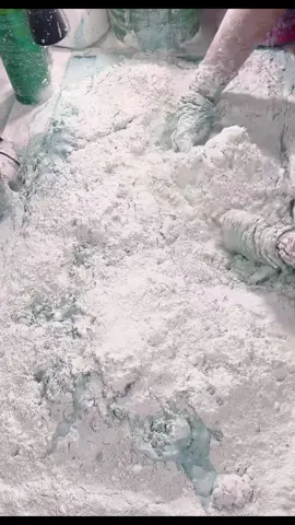 Lots of powder @ thebiggest #spongesqueezing #overload #powderbombs #handmixing #comet