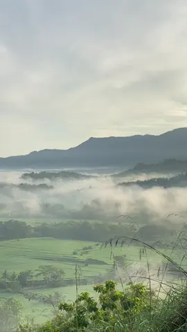 “Dari Bukit Tanggulasi, awan tipis bergerak seolah membawa pesan diam dari angin.” #bukittanggulasiguno #gunolor #wonogiri24jam #wonogiri #lautanawan 