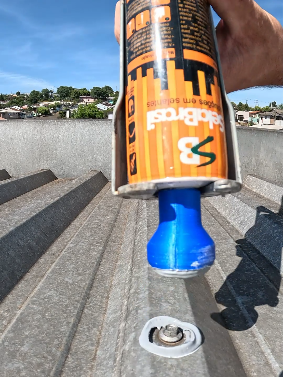 esse é o fim das goteiras nos parafusos de telha #obra #goteira #construçãocivil #telhado #cobertura 