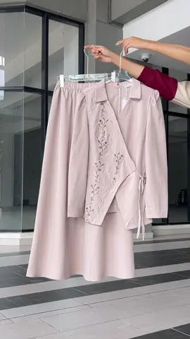 Tak perlu match-matching, sarung je terus cantik 🌸✨ #fyppppppppppppppppppppppp #OOTDMurah #outfitideas #blousewanita #youmilier #setblouseskirt #blousecantik 