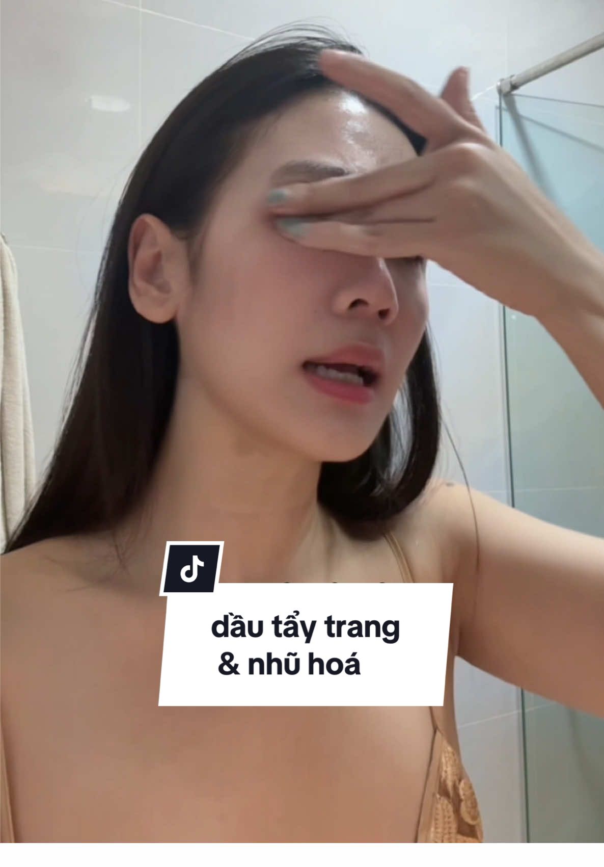 hãy nói là tui ko cô đơn khi mê dùng dầu tẩy trang đi mấy bà, nó cứu rỗi làn da hỗn hợp thiên dầu của tui luôn đó. Nhưng mấy bà nhớ nhũ hoá và làm sạch da kĩ nha! #dautaytrang 