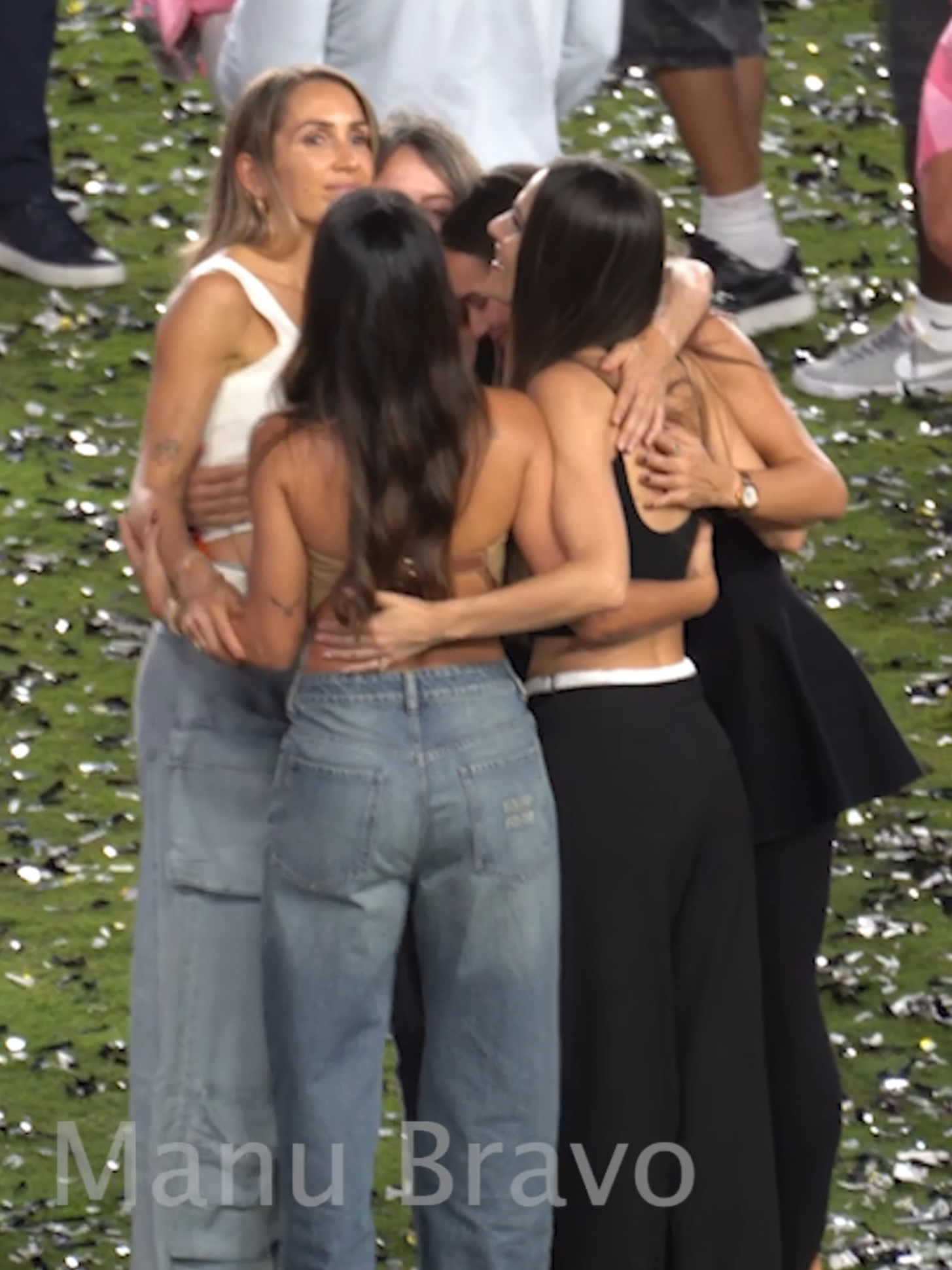¡El título también es de ellas! 🫶🏼 Antonela, Sofía, Romarey y Elena, las esposas de Messi, Luis Suárez, Jordi Alba y Sergio Busquets celebran la MLS Cup ganada por el Inter Miami 🦩🏆 #InterMiami #MLS #MLSCup