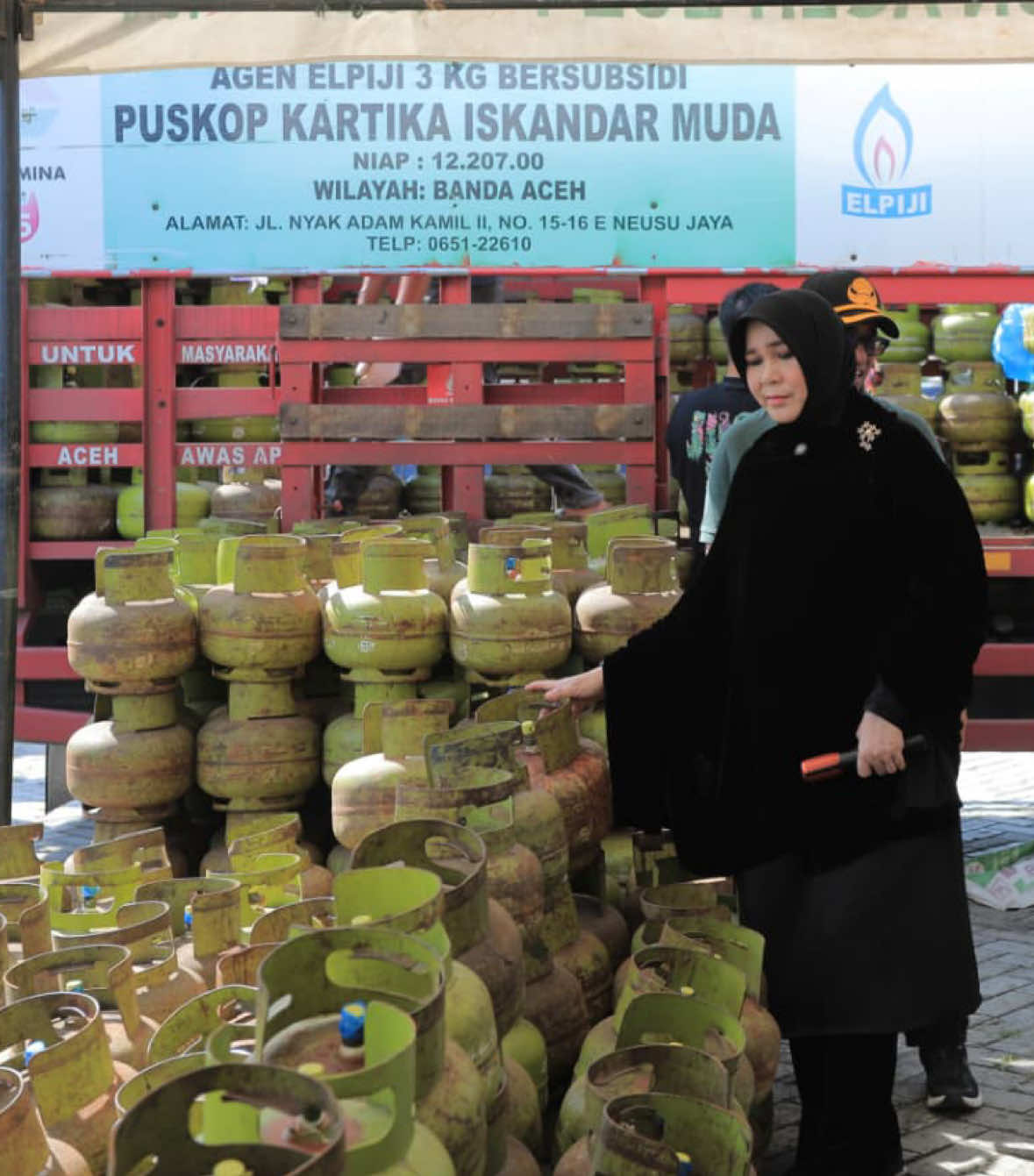 Tadi malam, saya melihat langsung bongkar muat mobil skid tank Pertamina di pelabuhan Ulee Lheue, Banda Aceh. Alhamdulillah, proses berjalan lancar. Dan dibantu juga dengan kapal Aceh Hebat. Dalam kunjungan itu, saya juga memastikan dengan pihak Pertamina Aceh jika proses ini akan terus berjalan dalam masa tanggap darurat Bencana Aceh. Kita doakan, proses pengantaran dan suplai Gas LNG untuk Banda Aceh, bisa berjalan lancar dan tanpa kendala yang berarti. Yang pada akhirnya akan membuat stok gas LPG di Banda Aceh kembali normal sedia kala. #IllizaSaaduddinDjamal #BandaAcehKotaKolaborasi 