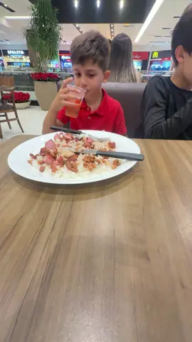 Ele não deixa o arroz e feijão por nada kkkkkk  #criancas #comida 