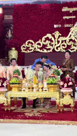 បែបមានអីពិសេសពីសម្ដេចហើយបានកូនកំលោះញញឹមបិទមាត់មិនជិតបែបនេះ 😍🙏🏻   #នាយព្រែក #ឧត្តមប្រណិត #មង្គលការ #wedding 