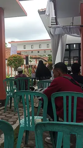 kepengin melu nimbrung tapi mbokan malah jebul inyong sing agi nggo rasan-rasan #ngapaktraveller #ngapak #travelling #parody #katakata 