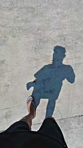 . orang tua cuek banget, maklum lah mungkin dia masih pemula😁😅