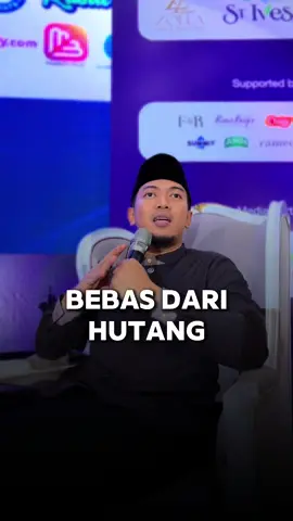 Sebab salah satu bentuk ketenangan hidup adalah ketika hati tidak terbebani hutang dan kita mampu menikmati hidup dengan apa yang Allah beri, bukan yang kita paksakan. 🍃✨ Allah ﷻ berfirman: وَمَن يَتَّقِ اللَّهَ يَجْعَل لَّهُ مَخْرَجًا وَيَرْزُقْهُ مِنْ حَيْثُ لَا يَحْتَسِبُ “Barang siapa bertakwa kepada Allah, niscaya Allah akan memberinya jalan keluar dan rezeki dari arah yang tidak disangka-sangka.” (QS. At-Talaq: 2–3) Dan Rasulullah ﷺ bersabda: اللَّهُمَّ إِنِّي أَعُوذُ بِكَ مِنَ الْمَأْثَمِ وَالْمَغْرَمِ “Ya Allah, aku berlindung kepada-Mu dari dosa dan dari beban hutang.” (HR. Bukhari & Muslim) Kadang ingin banyak, tapi berkah itu ada pada yang cukup. Kadang mengejar lebih, tapi bahagia itu ada pada syukur. Bebas dari hutang adalah ruang bagi hati untuk lebih tenang dalam beribadah dan bersyukur. 🌿 Maka mari bertanya pada diri sendiri: • apakah aku hidup untuk penilaian manusia? • atau cukup sederhana demi ridha Allah? • sudahkah aku menahan diri dari keinginan yang membebani? Sebab hidup seadanya jauh lebih mulia daripada hidup memaksakan yang bukan kemampuan kita. ✨ 💫 Ebook “Doa-Doa untuk Jiwa yang Ingin Bahagia” 📩 WA: 0851-7999-7020 🔗 lynk.id/haasstore #Muhasabah #Hutang #HidupSeadanya #DoaBahagia #ustadzirfanrizkihaas 