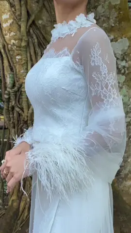 နှင်းပွင့်လေးလို❄️🪽🤍 ပြင်ဦးလွင် ပန်းပွဲတော် ဖွင့်ပွဲအတွက် မေမြို့ရဲ့ vibeလေးနဲ့လည်းလိုက်အောင် feather လေးတွေရယ် france lace လေးတွေရယ် ညီမလေးအတွက် အဖြူရောင်ဝတ်စုံလေးဖန်တီးပေးထားပါတယ်ခဗျာ ❄️💎 @maythethtarswe.official  @johnmakeup #designersanaymaungmaung #maythethtarswe #မေသက်ထားဆွေ #fyp #foryou #foryoupage #lace #feather #ဆောင်းအမှီ #pyinoolwin 
