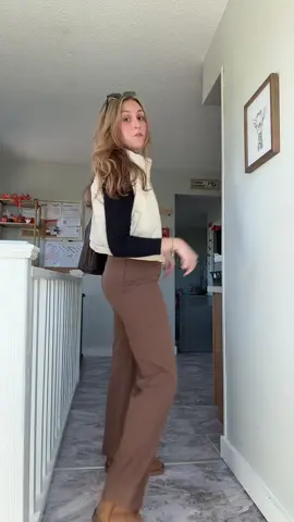 The comfiest pants for errands, going on walks, or spending a day at home! #halara  @Halara #momoutfits #pantsfortallgirls #comfortablemomwear #comfymomoutfit 