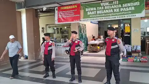 Personil Patroli Sat Samapta Polres Penajam Paser Utara, Melaksanakan Patroli dan Memberikan Himbauan di Pasar Induk Penajam Tentang Kambtibmas, Terkait Aksi Penipuan Via Medsos, Terkait 3C (Curas, Curat, dan Curanmor), Serta Terkait Narkotika. Apabila Melihat Atau Menemukan Kejadian Tersebut Agar Segera Menghubungi Call Center 110 Polres PPU. - - #polresppu #poldakaltim #polripresisi #iknnusantara #sabharapolri
