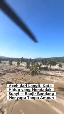 Dari udara, Aceh tampak seperti wilayah yang tiba-tiba dicabut denyutnya. Banjir bandang menghantam tanpa peringatan, meninggalkan jejak kehancuran yang sulit dibayangkan. Rumah tercerabut, jembatan patah, jalan terputus, dan kawasan pemukiman berubah menjadi hamparan lumpur luas. Suasana yang direkam dari atas menyerupai kota mati—hening, gelap, dan mencekam—jauh lebih memilukan dari apa yang berseliweran di media sosial. Di balik kepungan air, warga tersebar tanpa arah, menunggu bala bantuan di titik yang bahkan sulit dijangkau. Pemandangan ini bukan sekadar bencana alam, tetapi pukulan berat yang merobek kehidupan ribuan keluarga dalam hitungan jam. Aceh kini berdiri dalam luka besar, menunggu tangan-tangan yang mampu mengembalikan harapan. #suaratanahair  #BencanaHariIni #IndonesiaSiaga #BreakingNewsID #PrayForAceh