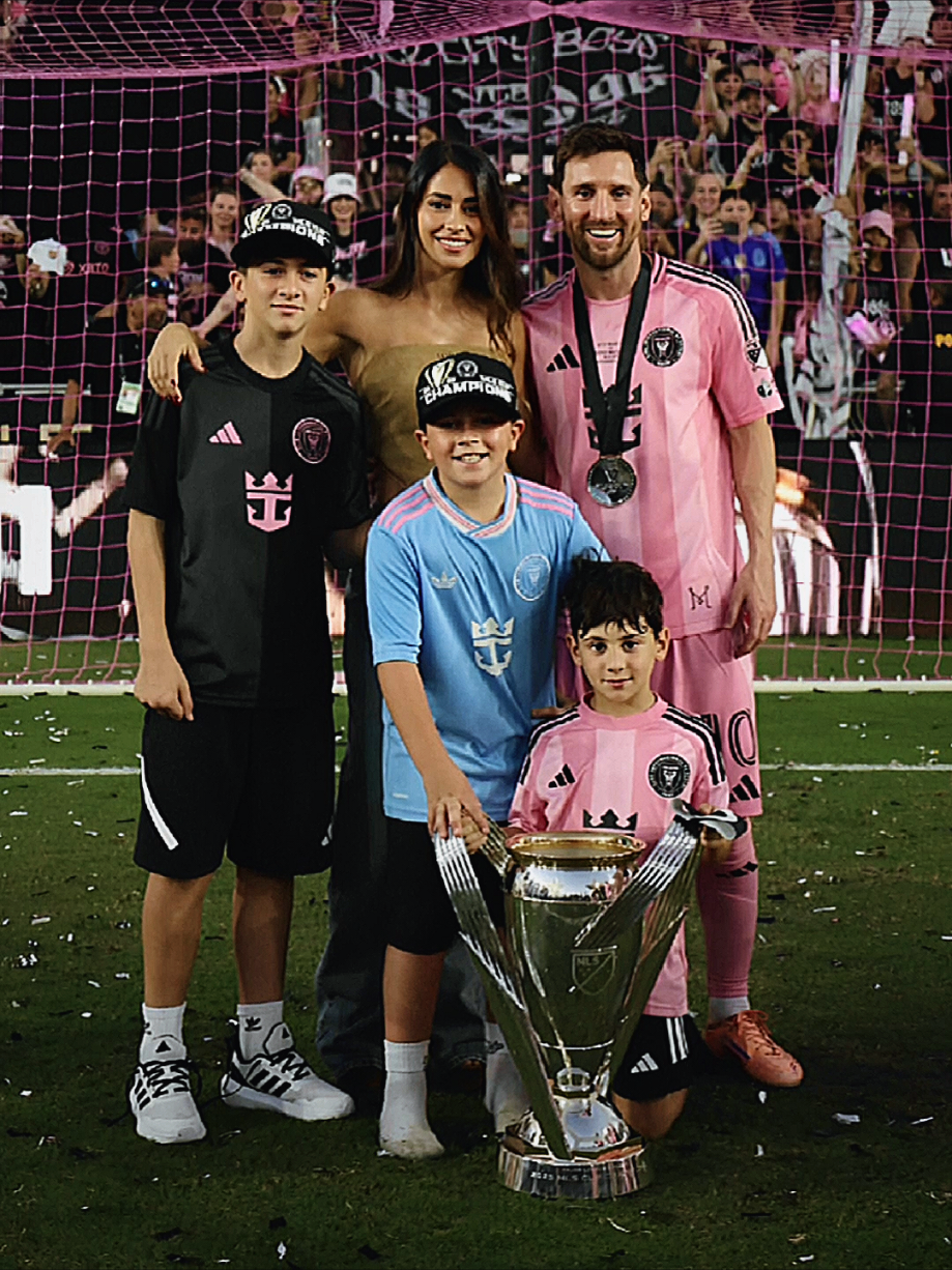 Leo Messi dan Keluarganya saat setelah pertadingan Inter Miami berakhir 💓🏆#leomessi #antonellarocuzzo #intermiamicf #intermiami #intermiamivswhitecaps 
