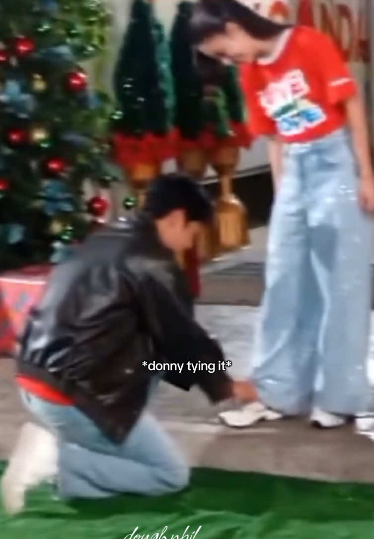 you would only see donny do this to belle, sa kanya lang. in a world of boys, he’s a gentleman ONLY FOR HER #donbelle KILIG PLS! #donnypangilinan #bellemariano #fyptrendinglove #gentleman 