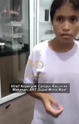 Viral di media sosial, sebuah video mengungkap dugaan percobaan peracunan yang terjadi di dalam rumah. Kecurigaan bermula saat sang majikan mencium aroma tak biasa dari makanannya. Untuk memastikan, makanan itu diminta dicicipi oleh ART. Namun baru satu suapan, makanan langsung dimuntahkan karena rasanya yang sangat aneh. Setelah didesak, ART tersebut akhirnya menunjukkan botol berisi cairan yang diduga racun, yang disembunyikan di dalam lemari. Perbuatannya pun diakui. Suasana berubah histeris. Sang majikan mempertanyakan niat di balik tindakan itu, sementara sang ART menangis dan bersujud meminta ampun. Hingga kini, motif di balik dugaan percobaan peracunan ini masih menjadi tanda tanya besar. Publik pun diimbau lebih waspada, bahkan di dalam rumah sendiri. Ikuti terus perkembangan beritanya. #mediaonline #viral #beritaviral #fyp #fypシ 