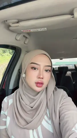 Saya confius sama ada saya dicintai atau mencintai.