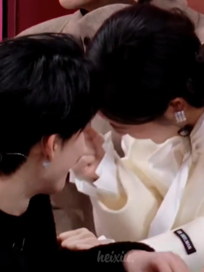 When you see each other too often, boundaries disappear and comfort takes over. 😅💞 ‎#dyshen #diyue #dylanwang #shenyue #棣月系 