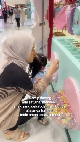 Buat Moms, apa momen kecil yang bikin anak terasa paling dekat dengan kalian? Share ceritamu di komentar ya. #MomsTalk #MomBonding #MomentsWithKids #MomenBersamaAnak #MomCommunity             