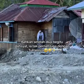 Bahkan setelah diuji begitu dahsyat, ia tak pernah lupa dengan Tuhannya🥹😭✨ #shalat #bencana #banjir #sedih #sumatrabangkit 