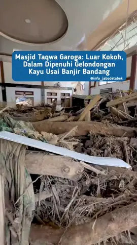Pasca banjir bandang yang menghantam wilayah Tapanuli, Masjid Taqwa Garoga menjadi sorotan warga. Secara tampak luar, bangunan masjid masih berdiri tegar. Namun kondisi di dalam justru memprihatinkan, ruang utama dipenuhi gelondongan kayu dan material lain yang terseret derasnya arus banjir, menyebabkan kerusakan cukup parah. Saat ini, warga bersama relawan mulai bergotong-royong menata kembali rumah ibadah tersebut. Proses pembersihan dilakukan secara manual dan dibantu alat berat untuk mengangkat tumpukan kayu yang memenuhi bagian dalam masjid. Upaya pemulihan terus berjalan, dan masyarakat berharap Masjid Taqwa Garoga bisa kembali digunakan untuk beribadah dalam waktu dekat. 🎥 VT. affandinofri