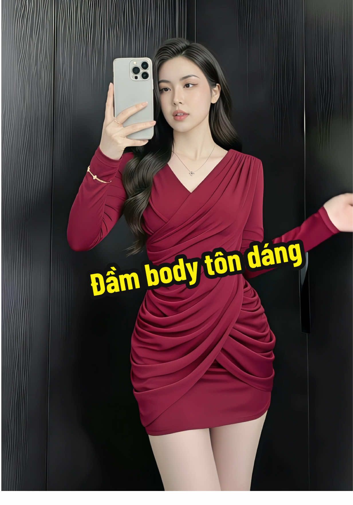 Tone đỏ rượu trầm ấm này không chỉ tôn da bật tông mà còn mang lại khí chất quyền lực khó cưỡng.#VayTrangThietKe#VayDiTiec #VayCheBung#thoitrangnu #HômNayMặcGì💕 