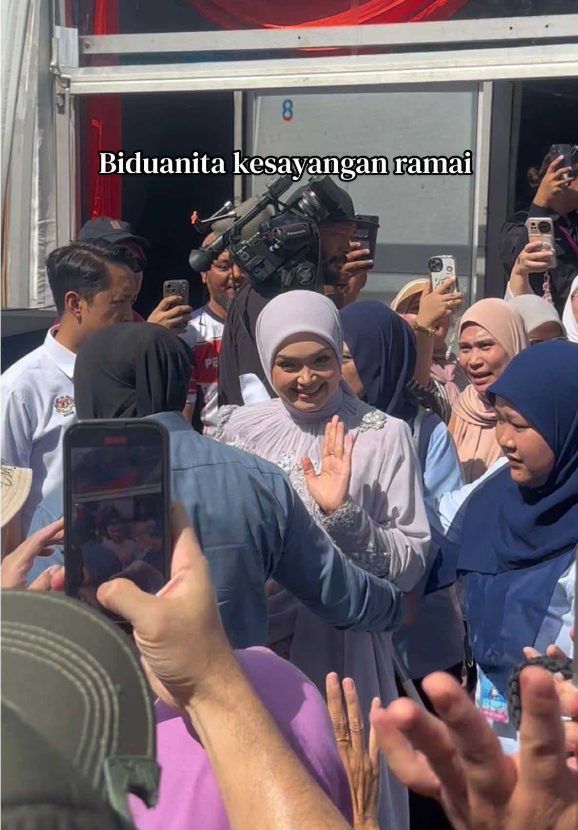 Biduanita kesayangan ramai @Siti Nurhaliza. Dalam kepanasan pun peminat ramai menunggu, selamanya No 1 di hati semua #sitinurhaliza #sitizoners @sitinurhalizagallery @Sitizoner #rancakkanmadani 