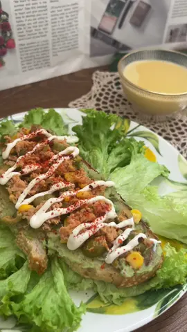 صباحكم سعادة .. الساوردو قصة أدمان وبأي شكل حابين تاكلونه يضبط.. اليوم حبيت احمصه واحط عليه خلطة افوكادو وبعدها سلطة التونة من #افران_الحطب  وزينته بجبن سايل وشوي ببريكا .. المكس عجيب واستمتعت فيه ع الآخر .. جربوه مع كوب كرك.. عاد انا الكرك حقي له جمهور ومحبين😍🤭#كرك  #ساوردو  #ترند  #fyp 