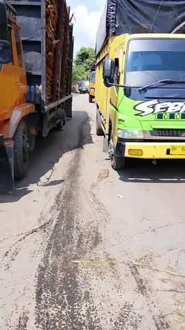 macet gesss 1 titik tiga mobil rusak #padahariini #fyp #driver #lohan #oren @Oppung harahap @putra labusel 03 @ASRS CHANEL 