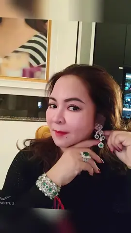 Lươn Cay Dữ Lắm Phải Hong? Chị giàu là có thiệt, Lươn không Cam cũng phải Chịu nhe hong😏😎. #ChristinaNguyen #NguyenPhuongHang #BaChuDaiNam #xuhuongtiktok 