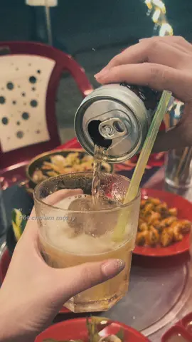 Ai chẳng muốn có một ngày bình thường. Trên vai ám mùi người mình thương ☺️ #saigon 