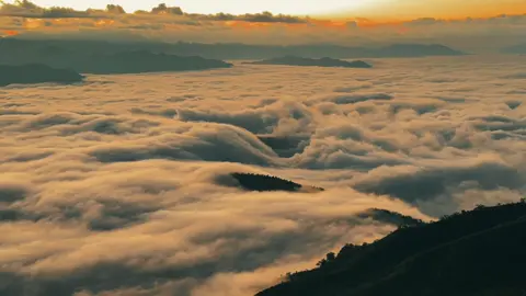 မျှော်လွင့်နေတဲ့တိမ်☁️….  ဖုန်းကိုအလျားလိုက်（full screen)ထားပြီးကြည့်ပိုမိုက် 😁  #fyp #foryou #viralvideo #မိုင်းရှူးတောင်ပေါ်တိမ်ပင်လယ် #မိုင်းရှူးမြို့ 