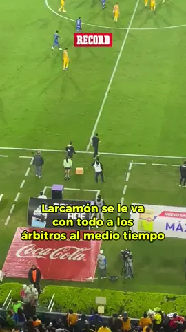 ¡SE PRENDIÓ EL CERRO! 😳  Se acabó el primer tiempo y Larcamón se le fue con todo a los árbitros. De milagro no se fue expulsado.  📹 @rolivaresvv  #TikTokDeportes #tigres #cruzazul 