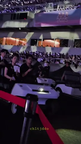 โมเม้นท์หลังกล้องพี่น้องพี่อีจุนฮยอก-อีจุนโฮ ปีก่อนนู้น(2023)เห็นนั่งโต๊ะด้วยกันแป้บๆ ปีนี้มาดูจะเจอกันที่งานเยอะขึ้น พี่ก็หล่อน้องก็หล่อ 😍 #leejunho #junho2pm #อีจุนโฮ #จุนโฮ2pm #leejunhyuk 