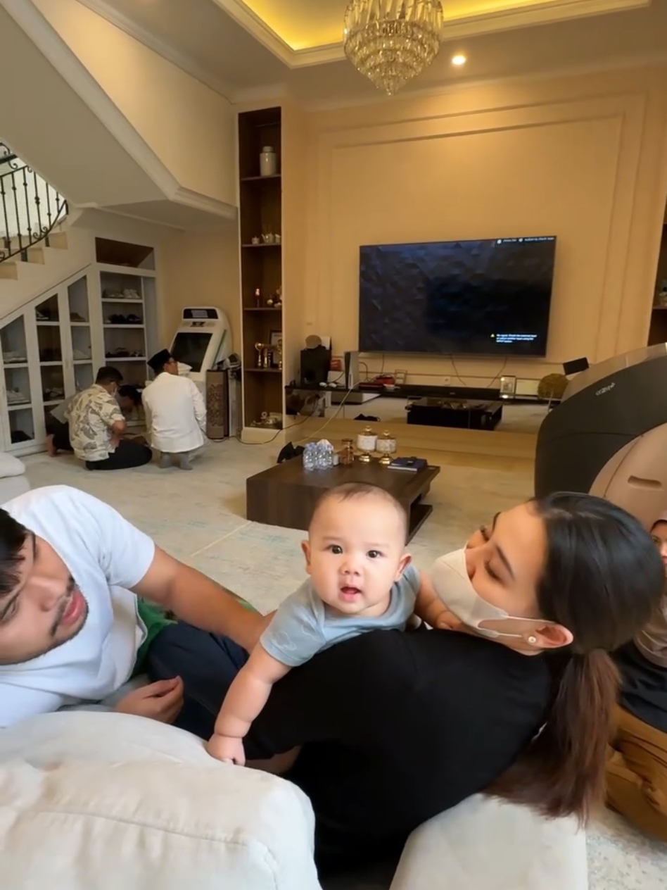 GO To Reel Facebook ThariqHalilintar 💕💕🥳🥳😍 .  #thariqhalilintar  #aaliyahmassaid  #babyarash  #umroh 