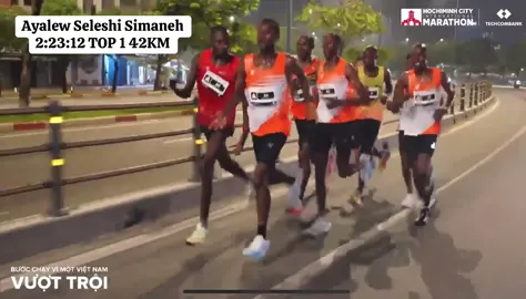 Techcombank Ho Chi Minh City International Marathon 2025; tàu đông vui quá nhỉ, tính theo nhưng chỉ được 500m 😄 - chúc mừng vdv về đích 42km #techcombank  #xuhuong #marathonvietnam #xh #kenya 
