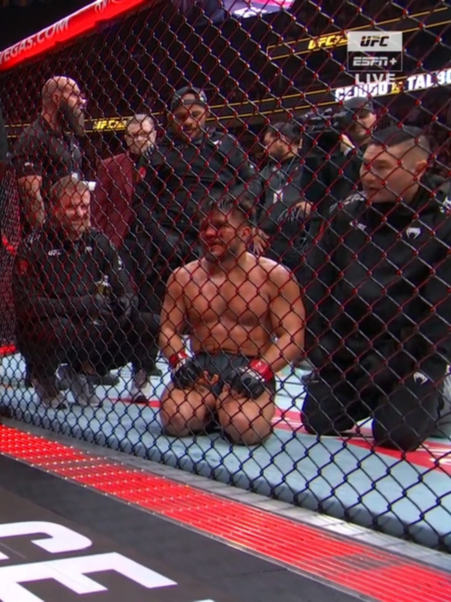 What a retirement fight #UFC #mmahighlight #mma