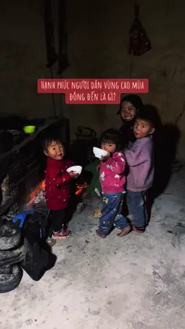 Đôi khi mùa đông đến chỉ cần bát nước ấm nhành củi khô ánh lửa hông đã là quá hạnh phúc với người dân vùng cao #tourhagiang #hagiang #chantroigocbetravel 