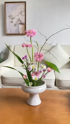 Một bình hoa nhỏ cho ngày chủ nhật dịu dàng. #tiemgomvahoaluabongbong #binhmatho #hoadongtien #binhcamhoa 