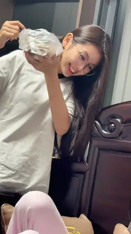 Lâu lâu về giành ăn với nhỏ em:))#cuocsongthuongngay #cute #zotri #xuhuong 