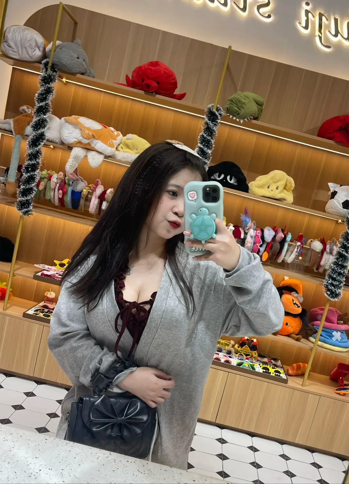 Biết là đang bận rồi, nhưng mà để ý em một tí