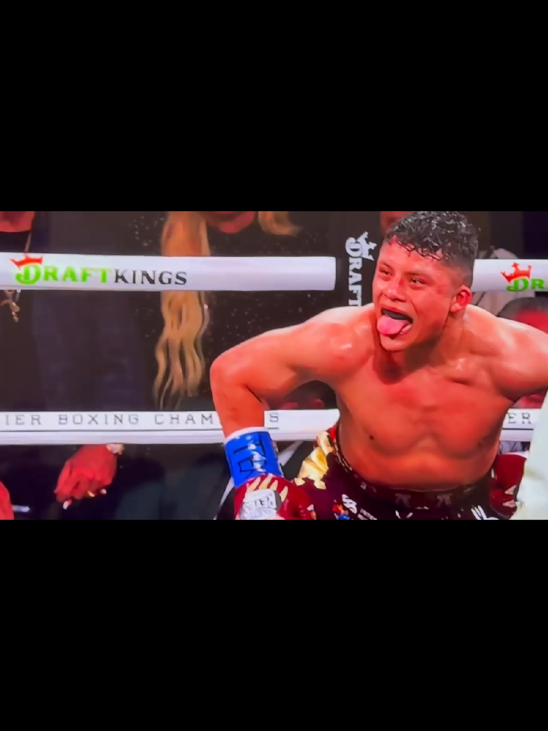 Como todo un perro Pitbull, Isaac Cruz le muestra la lengua a Roach. 🤣 #pitbullcruz #roacha #box 