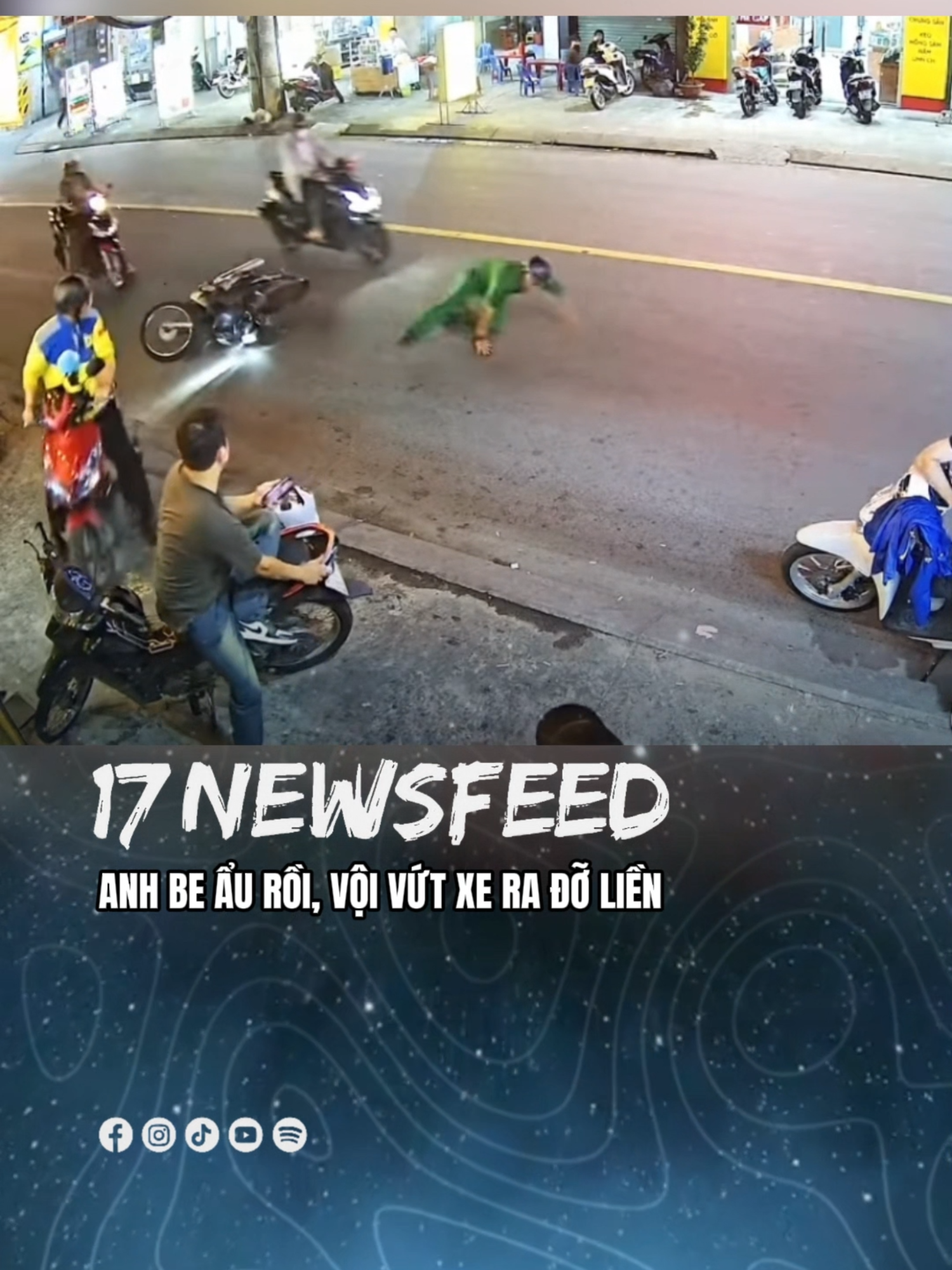 Quyết định tạt đầu xe ngược chiều ngay trên vạch liền, chàng trai tá hoả người gặp nạn là anh áo xanh 💀 #17newsfeed #17network #fyp #tiktoknews