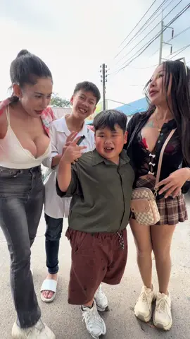 บังเอิญเจอน้องที่ร้านก๋วยเตี๋ยวเรือแถวปทุมปทุมธานี #หนองกระชาย #น้ำข้าวโพดบัณฑิต #พอรู้ว่าเป็นน้องก็วิ่งไปขอถ่ายรูปเลย อยากเจอน้องมานานแล้ววันนี้บังเอิญมากินก๋วยเตี๋ยวเรือแล้วเจอน้อง น้องน่ารักจริงๆด้วย พูดเก่งมาก ปฏิภาณไหวพริบดีเลิศ เลยได้อุดหนุนนำข้าวโพดน้องมาคืออร่อยมากๆ 