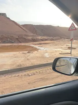 إخواننا السعوديين، نودّ إعلامكم بأن الطريق مغلق حالياً عند دوّار الدرة، وذلك بسبب إجراءات السلامة العامة. نرجو توخّي الحيطة واتباع الإرشادات، ونسأل الله لكم السلامة في طريقكم